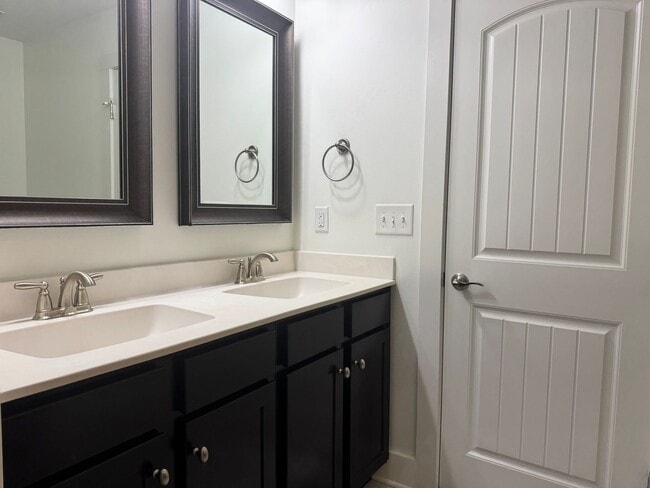 Building Photo - Beautiful 3BR Townhome in Franklin