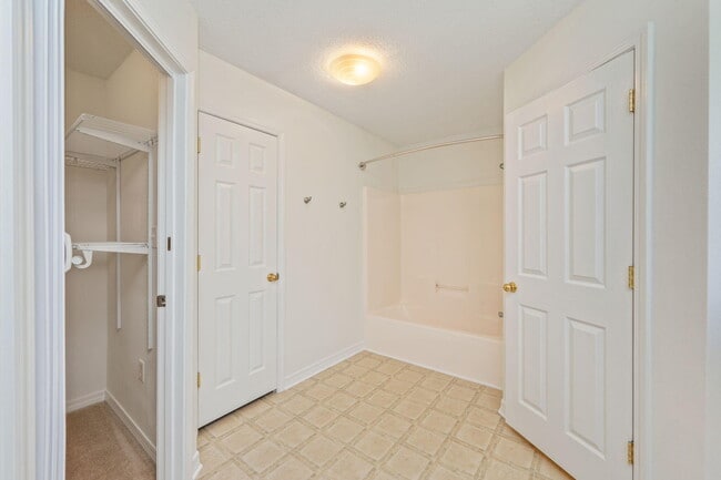 Building Photo - 9750 Parker Lake Cir