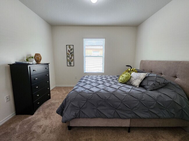 Building Photo - Beautifully 4-Bedroom, 2-Bath house in Lak...