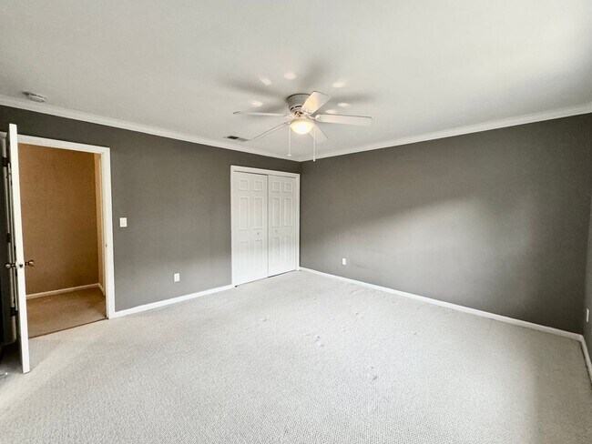 Building Photo - Available 11-14-25! Lakefront Townhome w/2...