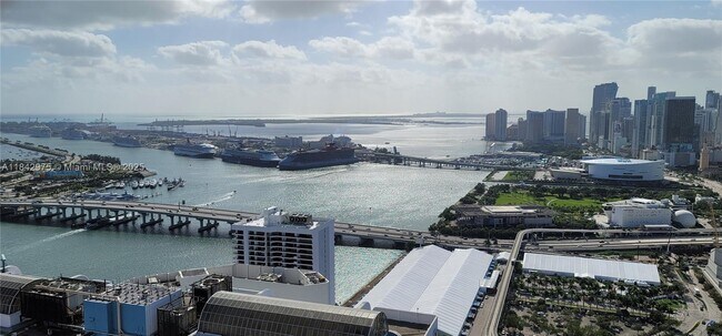 Building Photo - 1750 N Bayshore Dr