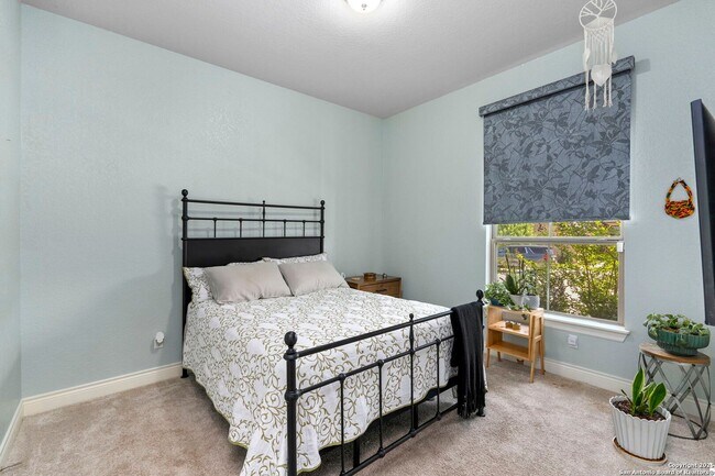 Building Photo - Charming Home Awaits: Spacious & in a Prime Location