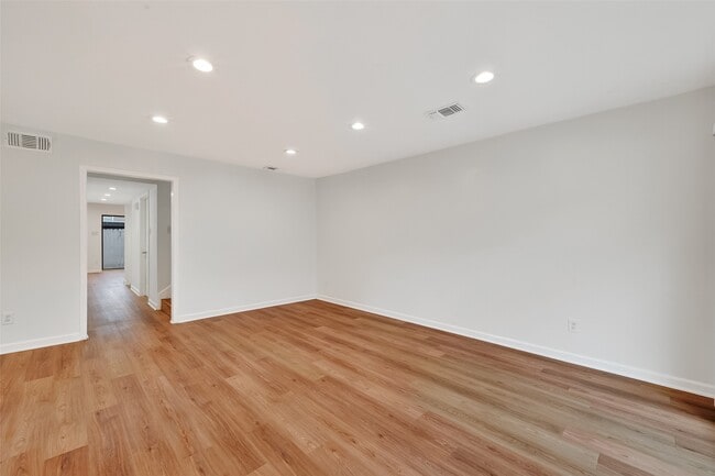 Building Photo - 500 N Post Oak Ln