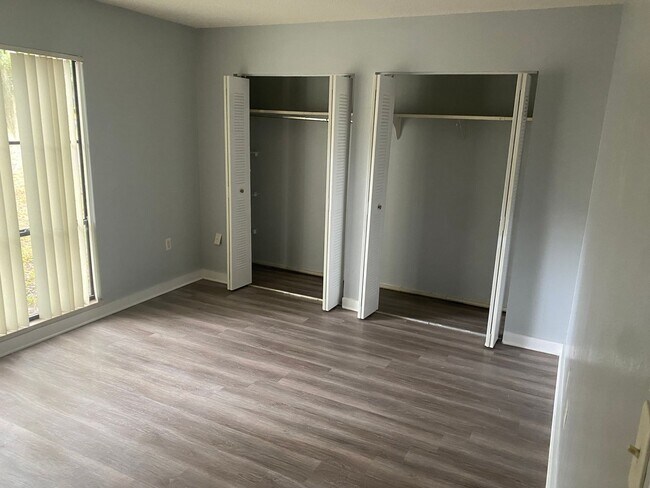 Building Photo - * MOVE IN SPECIAL * 1/2 OFF 2ND MONTH'S RENT!! Spacious 1,226 SF Unit - 2 bd / 2 ba near UF - Bra...