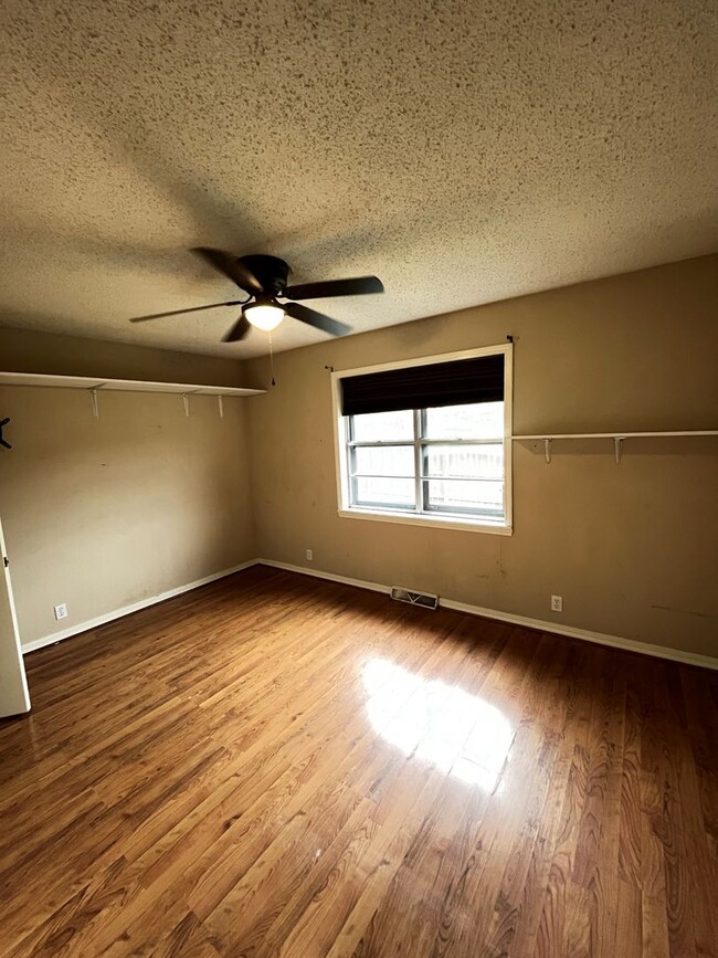 Building Photo - 3 bedroom 1. 5 bath home in Rogers / fence...