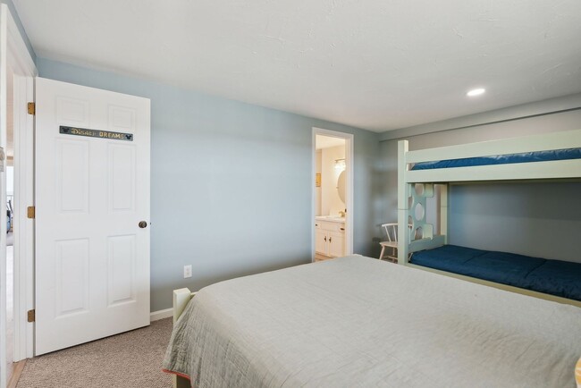 Building Photo - Fully Furnished Oceanfront 2 bed/2 bath