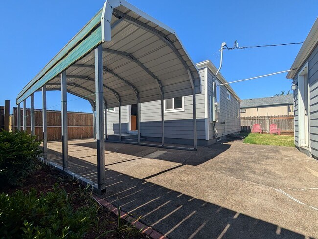 Building Photo - Fantastic 2-Bedroom, 2-Bath Home With Bonus Space!