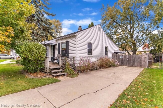 Building Photo - 21371 Hillcrest St