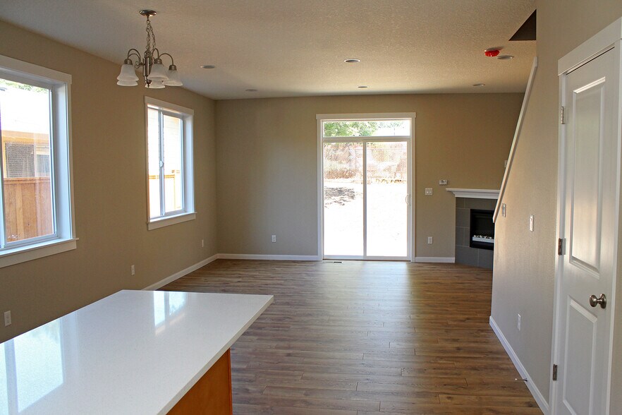 Building Photo - 14336 SE Lee Ave