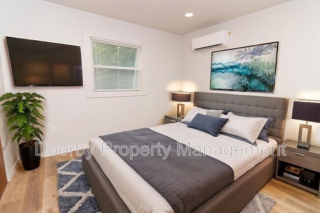 Building Photo - 1808 E 13th St