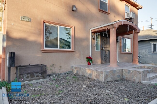 Building Photo - 1719 W 35th Pl