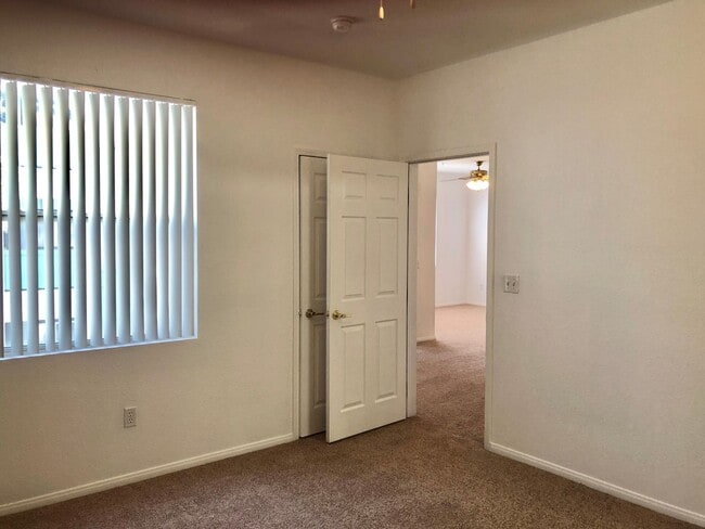 Building Photo - Spacious 2Bed/2Bath 2nd Floor Condo located in The Reagent at Town Center !