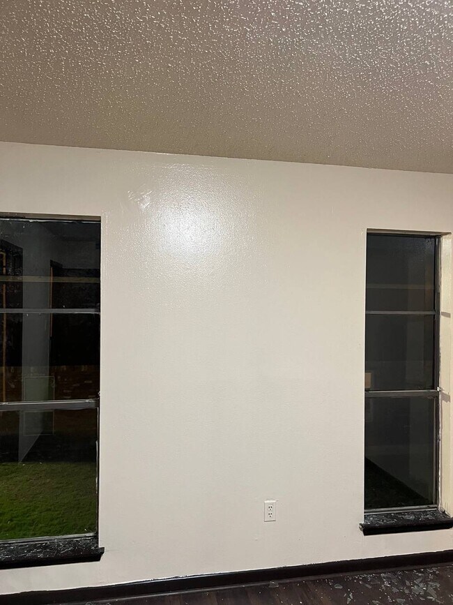 Building Photo - 2150 N Sherwood Forest Dr