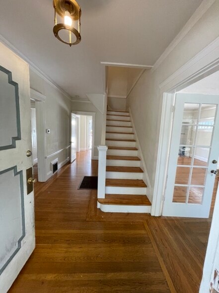 1st floor entry - 2481 Hilgard Avenue