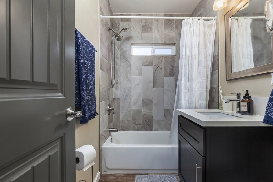 Building Photo - 2039 O Ave