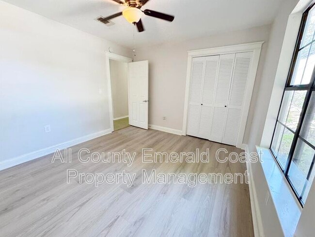 Building Photo - 710 Swan Ln