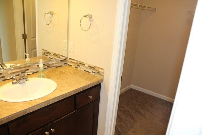 Building Photo - Beautiful 3 Bed/ 2.5 Bath Townhome w/ Gas ...