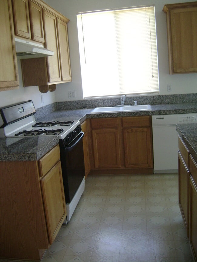 Building Photo - Beautiful Three Bedroom Home in Summerlin