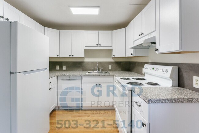 Building Photo - GPM648 - SE Stark St (T1)