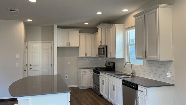 Building Photo - 233 Hauser Dr