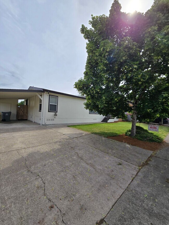 Building Photo - Pet Friendly 3 Bed / 2Bath Home w/ Carport