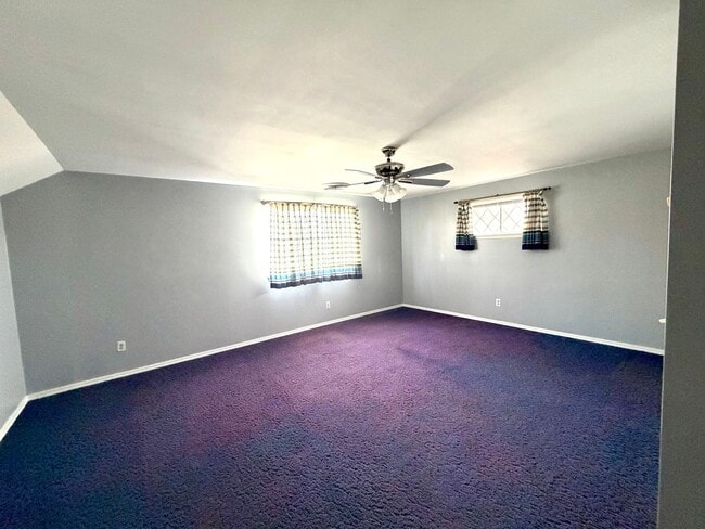 Building Photo - Impressive 5 Bedrooms & 3 full Bathroom Home