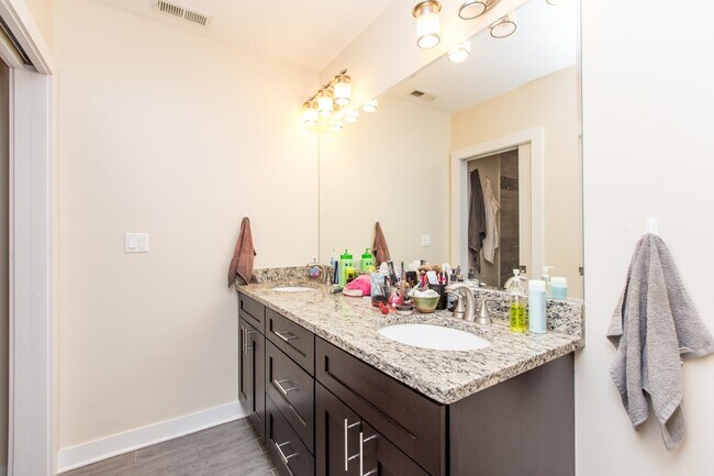 Building Photo - HUGE 4bed/2bath Condo Quality GARDEN unit in Wicker Park! Central Air! In-Unit Laundry!