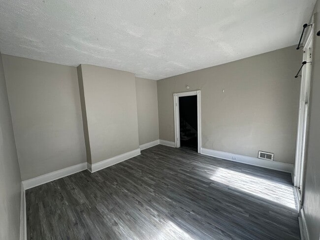 Building Photo - *** Shadyside * Large 4 Bedroom House For ...