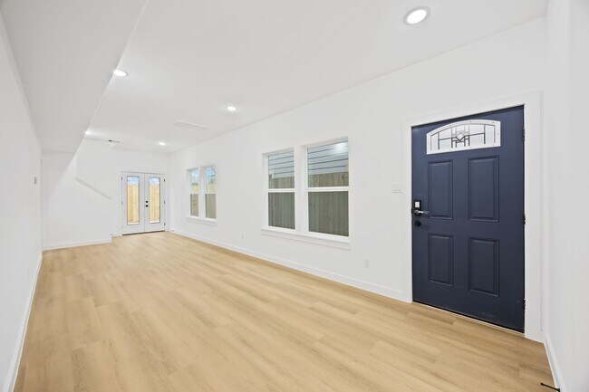 Building Photo - DF05-8112 De Priest St, Unit B