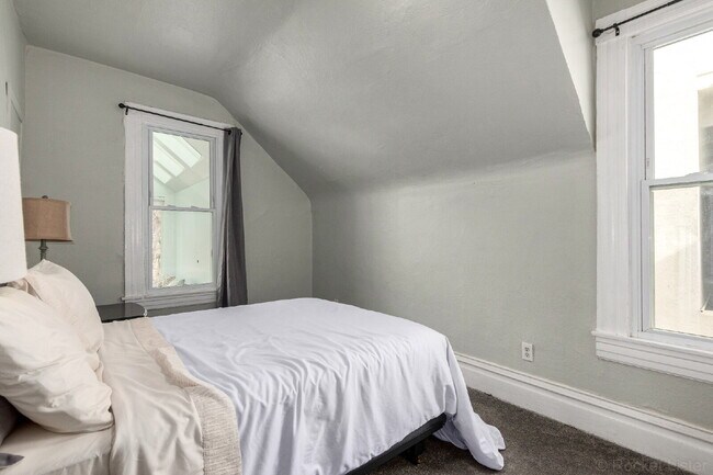 Building Photo - Lovely Victorian duplex for rent 2 bed / 1 bath