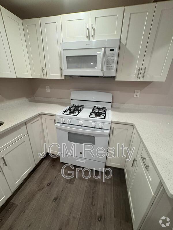 Building Photo - 32 Hartwell St