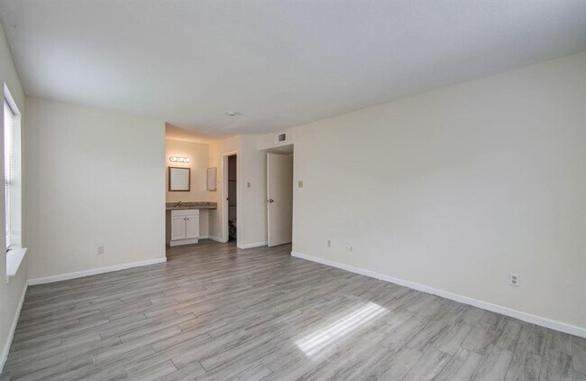 Building Photo - 10202 Forum Park Dr