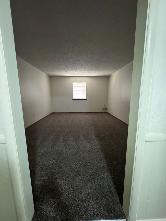 Building Photo - (3) Bed/(2) Bath with (2) Living Areas in MWC Avail NOW!