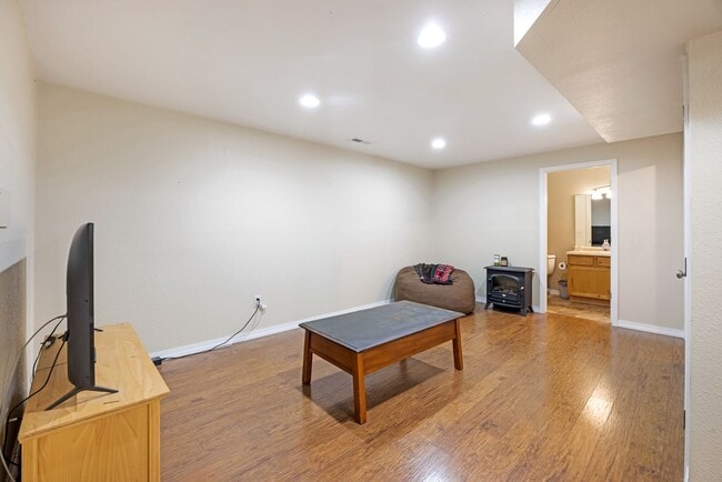 Building Photo - Gorgeous 4 Bed / 3 Bath Home on Hermione Lane!