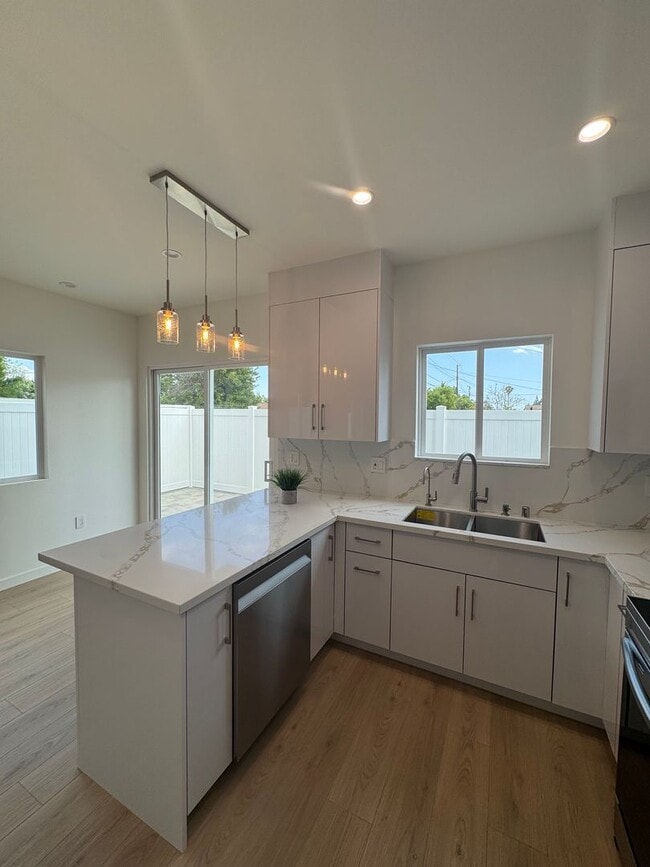 Building Photo - Spacious 1000 Sq. Ft. First-Floor Back ADU...