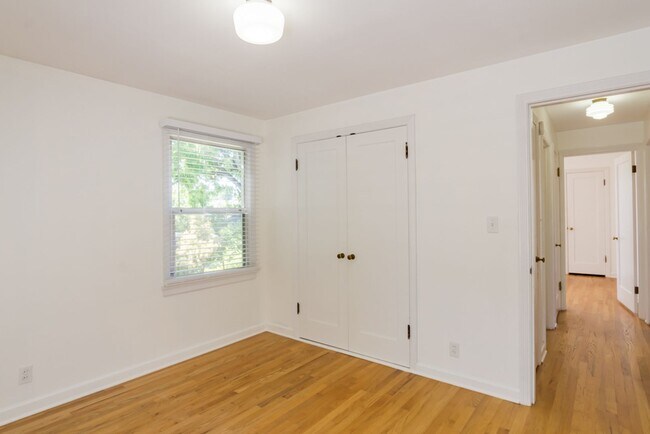Building Photo - 2bd/1.75ba Seattle House