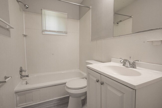 Building Photo - 303 Raynor St