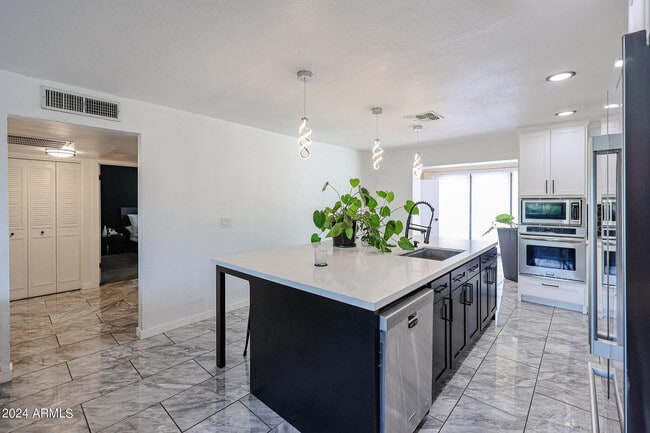 Building Photo - 3213 E Emile Zola Ave