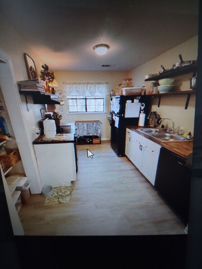 Building Photo - 2 bedroom 2 bath condo $1100.00