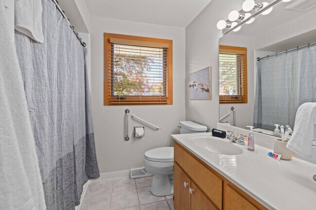 Building Photo - 1221 Kenwood St