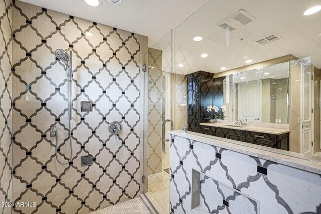 Building Photo - Beautiful custom home with backyard Oasis!