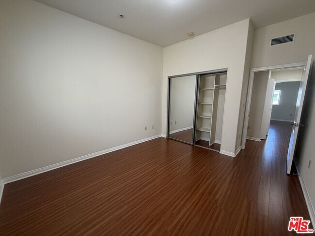 Building Photo - 15024 Magnolia Blvd
