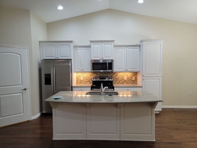 Building Photo - Single-Level Home with 2 Bedrooms & Den in...
