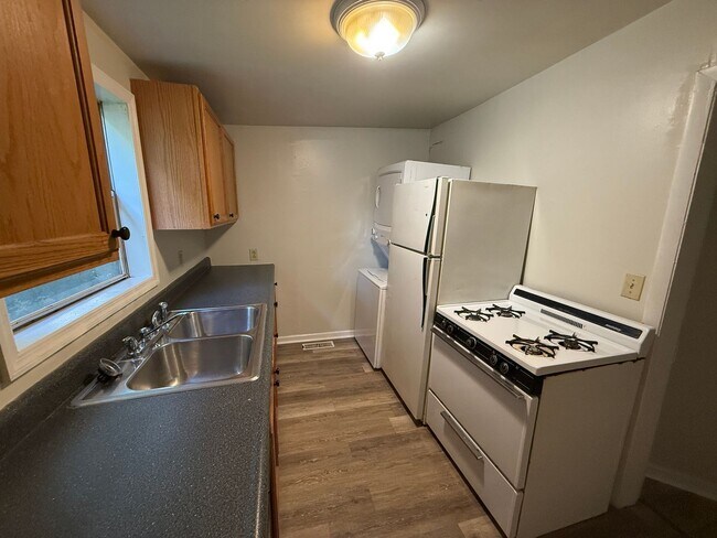 Building Photo - 329-2 Oldham Ave – Available August 2026