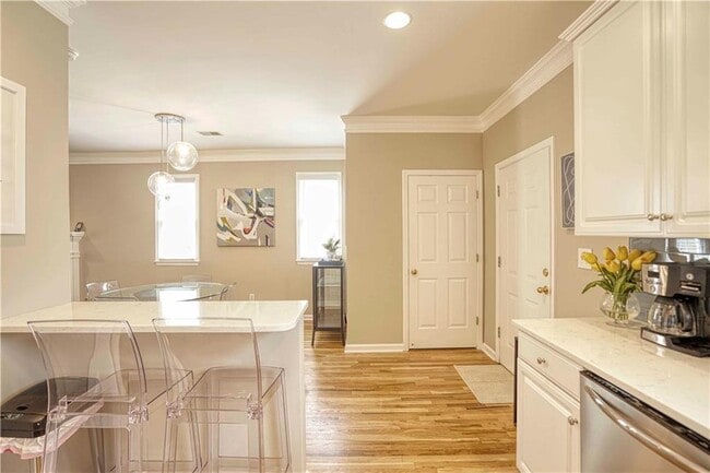 Building Photo - 83 Richmond St SE