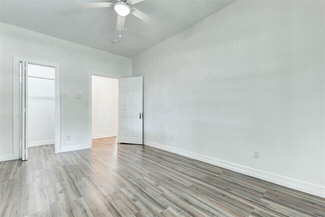 Building Photo - 10910 Maple Leaf St