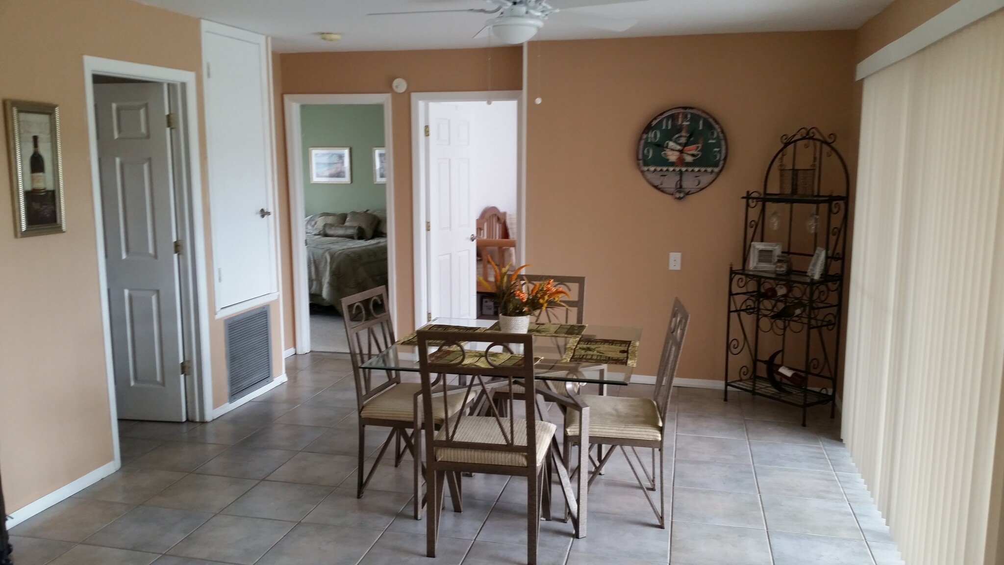 Dining area - 6827 Carovel Ave