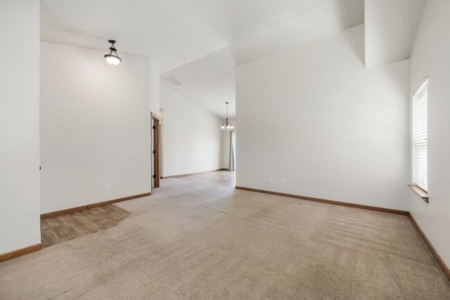Building Photo - 3 bed 2 bath Crown Pointe Neighborhood wit...