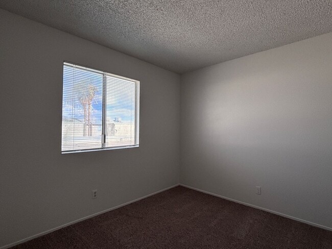 Building Photo - Two-Story Townhouse with Detached Garage