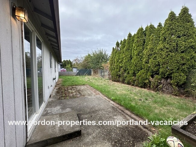 Building Photo - SE Schiller St - ranch style 3 bedroom home